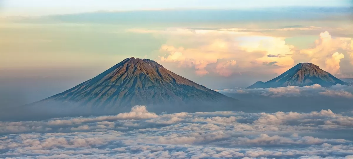 Ilustrasi-Gunung-Sindoro-dan-Gunung-Sumbing-di-Temanggung-Jawa-Tengah-3554058419