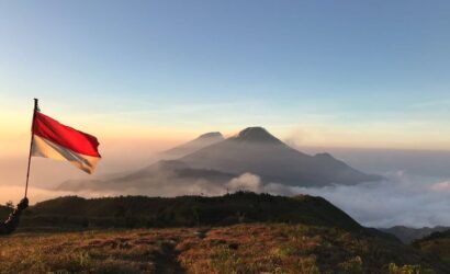 Sindoro and Sumbing_ Seen from Prau Summit around 06_00am