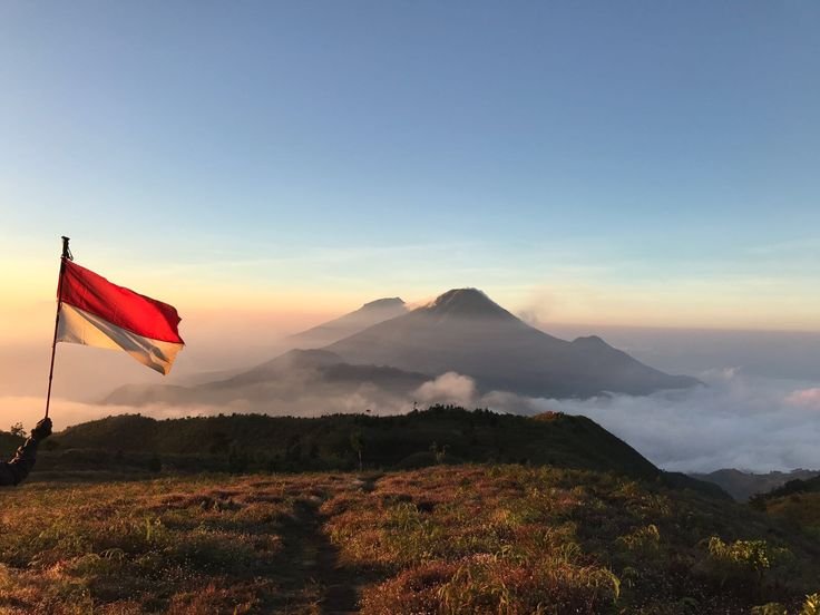 Sindoro and Sumbing_ Seen from Prau Summit around 06_00am
